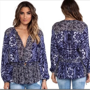 Free People Ratio Print Tunic Blouse in Indigo Combo. Size Extra Small.‎